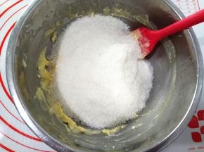 放置温热时放入椰蓉。