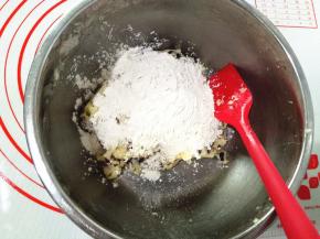 搅拌均匀后放入提前炒熟的糯米粉。