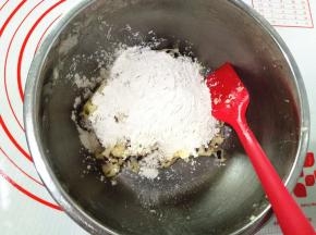 搅拌均匀后放入提前炒熟的糯米粉。