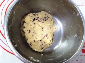 放入50克全蛋液，充分拌匀，盖保鲜膜或者盖子静置10分钟。