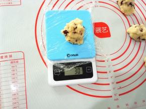 静置好的内馅分成30克一个，揉圆，内馅总共是393克，正好分了13个，放入冰箱冷藏室备用。