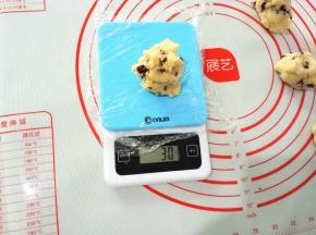 静置好的内馅分成30克一个，揉圆，内馅总共是393克，正好分了13个，放入冰箱冷藏室备用。