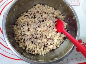 拌匀后铲散晾凉。