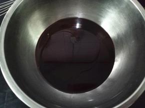 好时巧克力酱和花生油放入容器中。