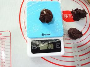 静置好的饼皮分成20克一个，揉圆放在烤盘中，一共13个，用保鲜膜盖好，多几克可以匀到13个面团中。