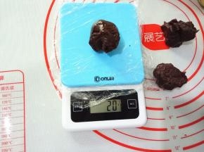 静置好的饼皮分成20克一个，揉圆放在烤盘中，一共13个，用保鲜膜盖好，多几克可以匀到13个面团中。