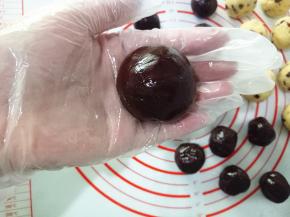 利用左手虎口慢慢往上推，把内馅包住。