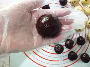 利用左手虎口慢慢往上推，把内馅包住。