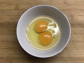鸡蛋打入碗中。