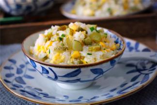 一碗简单快手又美味的炒饭就做好了。