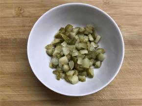 酸黄瓜切成小粒。