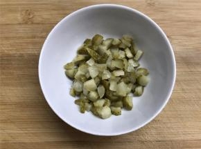 酸黄瓜切成小粒。