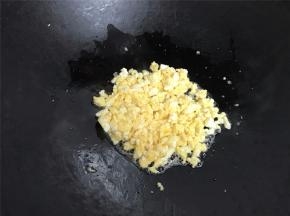 用勺子快速把鸡蛋液划散，稍凝固后盛出。