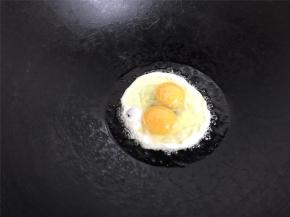 锅中倒入少许油放入鸡蛋。