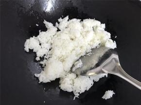 把米饭倒入锅中，翻炒均匀。
