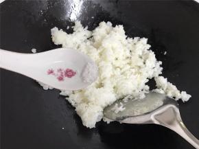 加入1小撮盐炒匀。