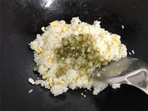 再放入切成小粒的酸黄瓜。