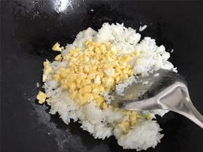 把炒好的鸡蛋倒入米饭中。