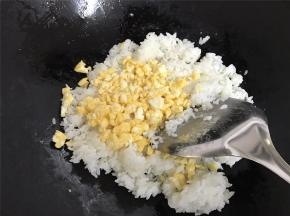把炒好的鸡蛋倒入米饭中。