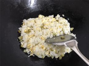 炒匀后撒上葱花盛出即可。