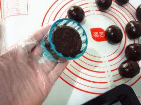 50克月饼模具安装好，把圆球搓成椭圆状放入模具中，把四周按平，模具里不用撒粉。