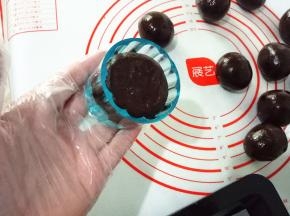 50克月饼模具安装好，把圆球搓成椭圆状放入模具中，把四周按平，模具里不用撒粉。