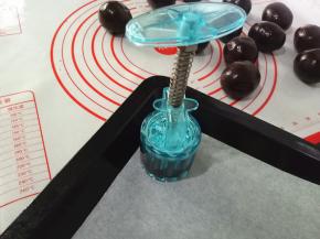 月饼模具朝下按，稍微用力。