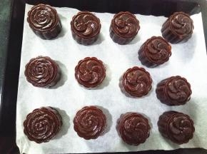 13个都弄好了，月饼生坯表面要喷水。