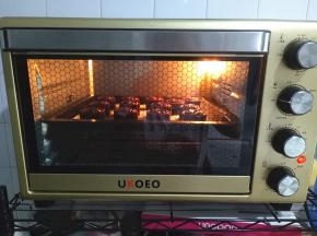 烤箱提前预热上火170度，下火150度10分钟。