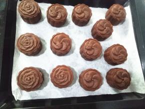 烤好的月饼取出，晾凉后直接烤箱过夜或者密封保存。