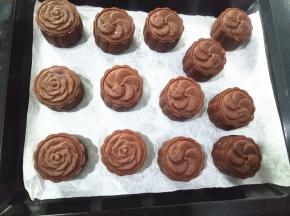 烤好的月饼取出，晾凉后直接烤箱过夜或者密封保存。