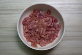 瘦肉洗净切成肉丝，加入少许生抽和嫩肉粉拌匀腌十分钟
