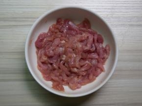 瘦肉洗净切成肉丝，加入少许生抽和嫩肉粉拌匀腌十分钟