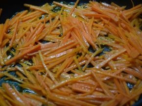 锅里留油，倒入胡萝卜丝，加入少许清水翻炒至变软