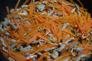 倒入肉丝翻炒均匀