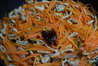 加入蚝油和生抽，翻炒两分钟