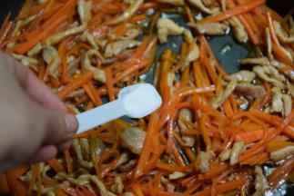 最后加入少许盐翻炒均匀即可出锅