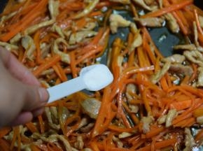 最后加入少许盐翻炒均匀即可出锅