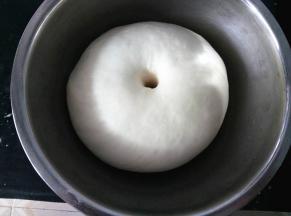 发酵至约2倍大左右，用手指蘸粉后戳孔不回弹也不会塌陷，就完成了。