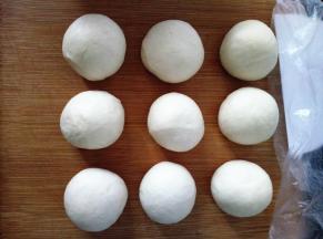 滚圆后松弛15至20分钟。