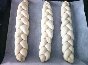 依次编好三根辫子。放入烤盘，整理好形状和位置，开始二次发酵。