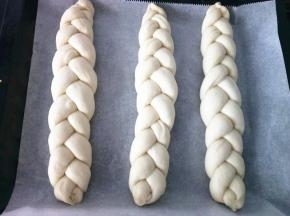 依次编好三根辫子。放入烤盘，整理好形状和位置，开始二次发酵。