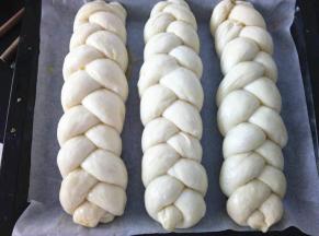 发至1.5至2倍大即可，发太大不易保持住形状。在表面轻刷蛋液，不刷也可以。