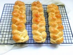 放入充分预热好的烤箱。烤箱中层，上下火180度，20～25分钟，根据所编辫子的厚度调整烘烤时间，上色满意时盖锡纸。出炉后立刻取出放于晾架上，晾凉后用保鲜袋密封保存。