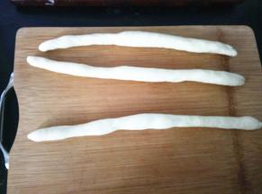 中间尽量不要有空气，有两手掌从中间往两端，慢慢搓长，	可能一次不能把面团搓到需要的长度，几根轮换着搓。