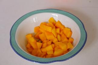 准备好芒果粒和酸奶，放入料理机中打成芒果奶昔，然后取100克芒果酸奶备用