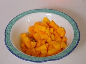 准备好芒果粒和酸奶，放入料理机中打成芒果奶昔，然后取100克芒果酸奶备用