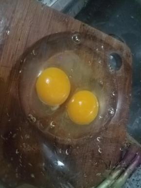 鸡蛋打入大碗内。