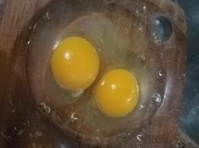 鸡蛋打入大碗内。