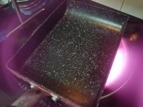 先把玉子烧锅无水加热。